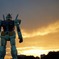 黄金の空にそびえ立つガンダム