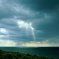 雲からさす日と碧の海
