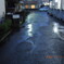 雨に濡れる路地