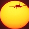 フィルムで撮った太陽　着陸態勢の飛行機　
