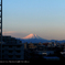 朝焼けに染められたピンクの富士山