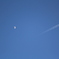 月と飛行機雲