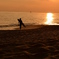 サーファーと夕日