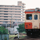住宅地を駆ける赤の汽車