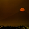 富士に落ちる紅月