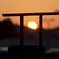 門を閉める夕日