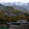 紅葉の先に雪景色