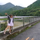 橋の上で