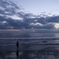 少年と海