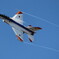 青空に映えるベーパーを引くF2支援戦闘機