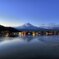 夜明け前の河口湖と富士山