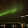 オーロラと夜間離陸飛行機