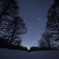冬の夜空と白い道