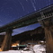 山間の鉄橋と北極星