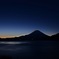 本栖湖湖畔からの夜明前富士山