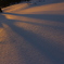 雪に伸びる長い影