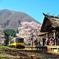 茅葺屋根の駅に桜が咲いた。