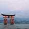 鳥居佇む