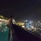 マリナベイサンズ屋上から夜景を眺める女性