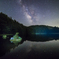 池に流れ込む星と緑響く夜