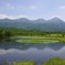 湖に浮かぶ山波