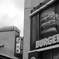 BURGER KINGと瓦屋根と高層タワー