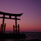 山と夕焼けと鳥居