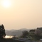 霞む夕日に