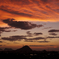 夕暮れに浮かぶ指月山