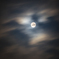 雲の合間に大月