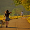 秋の夕日に照る散歩道♪