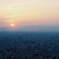 もやと夕闇に包まれていく都市