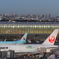 東京の高層ビル群と飛行機