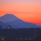 街の灯りと夕焼けの富士山