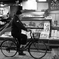 魚屋をのぞく自転車のおじさん