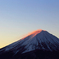 富士の頂上の吹雪に朝日が差して