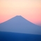 薄紅の空と青藤色の富士