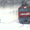 光る雪煙
