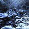 渓流の雪化粧