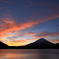 精進湖の朝焼けと富士