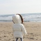 海を眺める娘