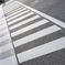 晴れた日の横断歩道。