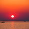 夕日と漁船
