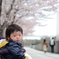 桜の前でキメ顔。