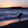 夕日とサーファー
