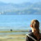 海を見つめる少女