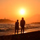 浜辺と夕日と2人