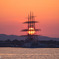 船に重なる夕陽