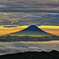 雲間に浮かぶ朝富士
