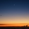 夕焼けの雲海の上で輝く月